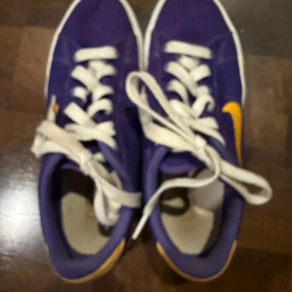 Unique UW University of Washington Nike Purple and Yellow Sneakers (women’s 7.5)